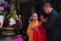 Tổng thống Mỹ cởi giầy khi vào chính điện lễ Phật